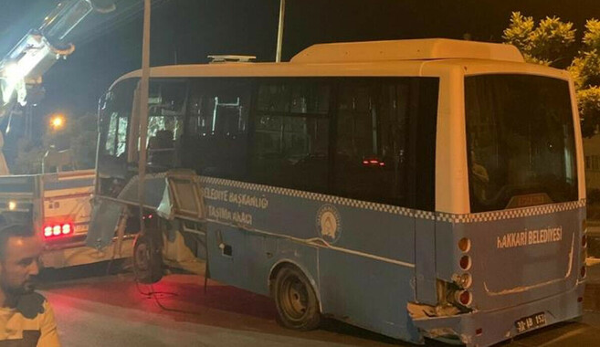Halk otobüsü elektrik direğine çarptı: 1 yaralı