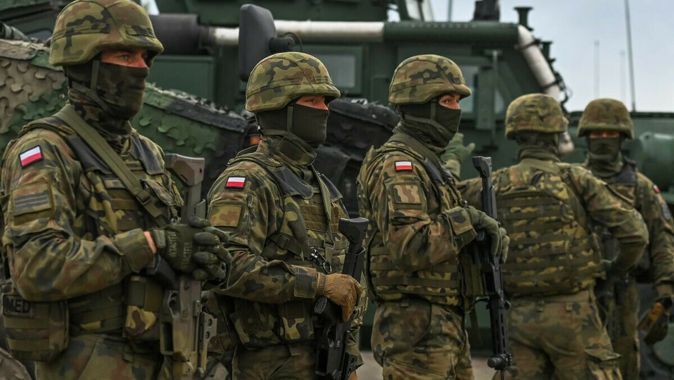 Avrupa&#039;da tehlikeli gerginlik: Polonya, Belarus sınırına 10 bin asker yığıyor