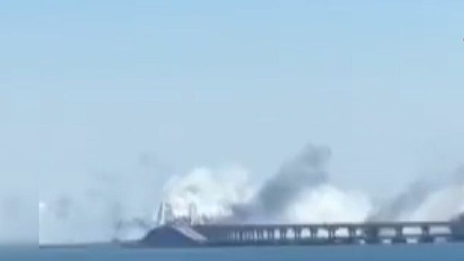 Ukrayna, S-200 füzesiyle Kırım Köprüsü&#039;ne saldırdı! Köprüden dumanlar yükseliyor...