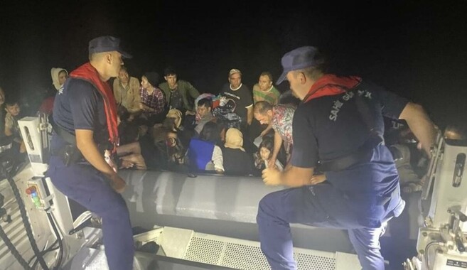 Ayvacık’ta lastik botta 42 kaçak göçmen yakalandı