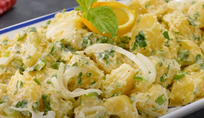 Meğer patates salatasının en lezzetli haliymiş! Bavyera usulü patates salatası tarifi…