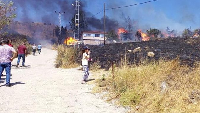 Çankırı&#039;da köyde çıkan yangın 3 ev ve 1 samanlığı kül etti!