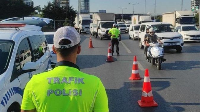 İstanbul&#039;da siren-çakarlı araç denetimi! Bir sürücü denetim noktasından kaçtı 