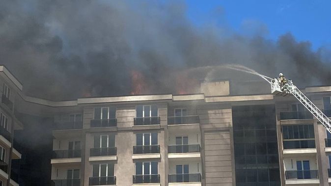 Silivri&#039;de 9 katlı binanın çatısı alev alev yandı