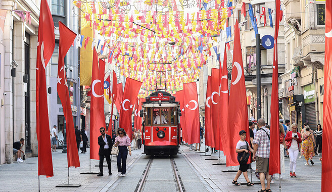 İstiklal Caddesi&#039;nde kartpostallık görüntüler: 30 Ağustos Zafer Bayramı için Türk bayraklarıyla donatıldı