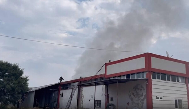 Uşak’ta tekstil fabrikasında yangın söndürüldü