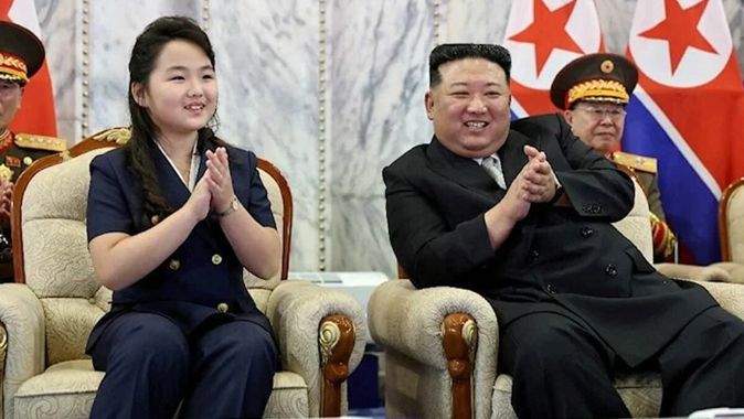 Kuzey Kore&#039;den gövde gösterisi: Kim Jong-Un kızıyla birlikte izledi