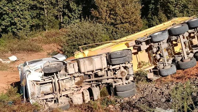Tuzla&#039;da hafriyat kamyonu devrildi: Sürücüsü hayatını kaybetti