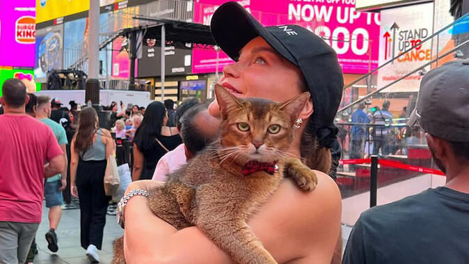 Kedisinin fotoğraflarını New York billboardlarına koyduran Ebru Şallı alay konusu oldu