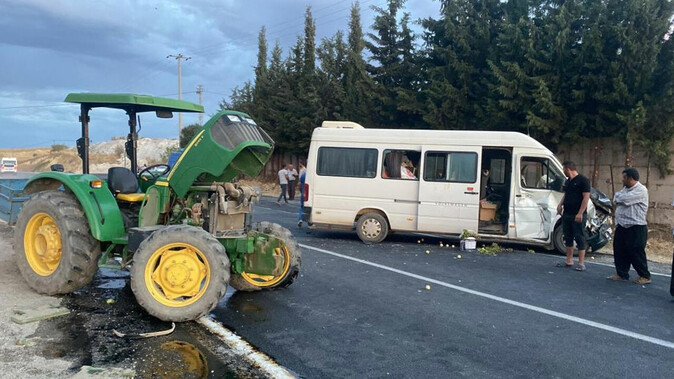 Sabah saatlerinde korkunç kaza: Minibüs ile traktör çarpıştı: Çok sayıda yaralı var