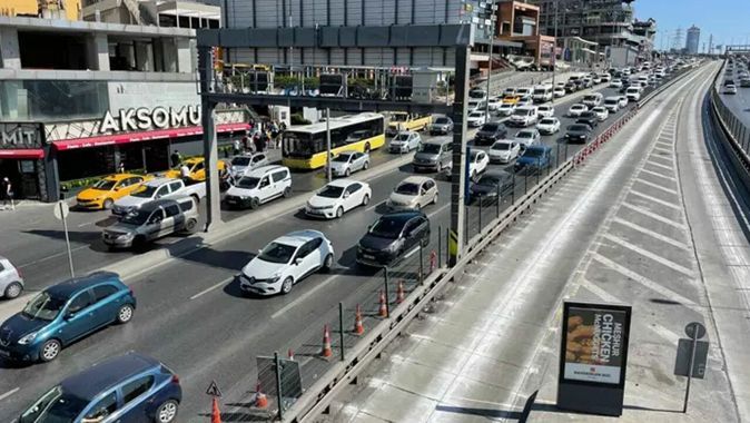 İstanbul&#039;da trafik yoğunluğu! İlerlemeyen yolda sürücüler kontak kapattı