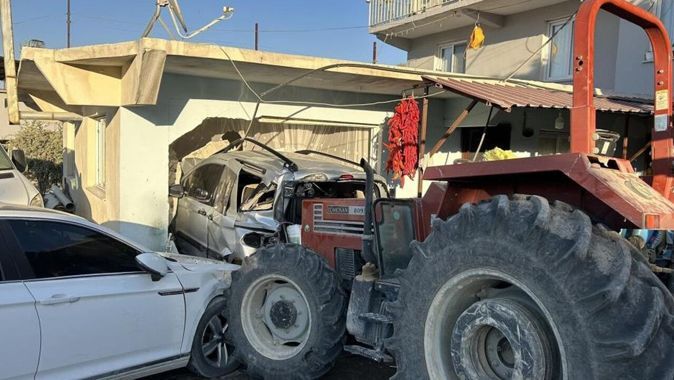 Taş yüklü traktör ortalığı savaş alanına çevirdi! 3 aracı biçti, evin duvarını yıkıp içeri girdi