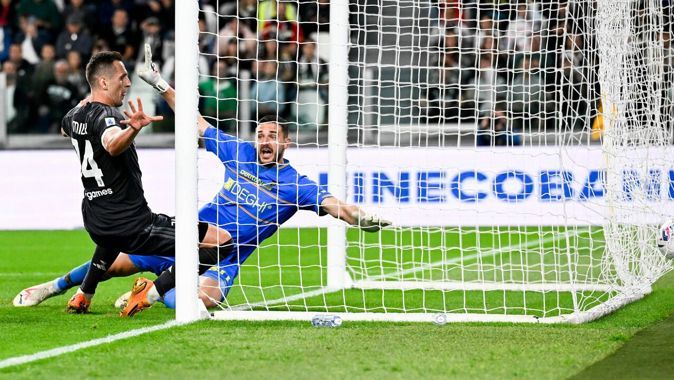 ÖZET Juventus - Lecce (1-0 Maç Sonucu) Arkadiusz Milik&#039;in ilk golü 3 puanı getirdi