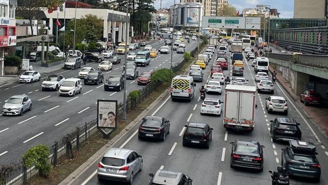 İstanbul&#039;da haftanın ilk günü trafik yoğunluğu yüzde 72&#039;ye kadar çıktı