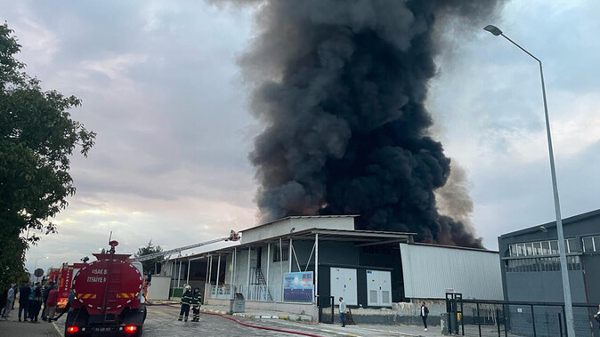 Son dakika: Uşak’ta tekstil fabrikasında korkutan yangın