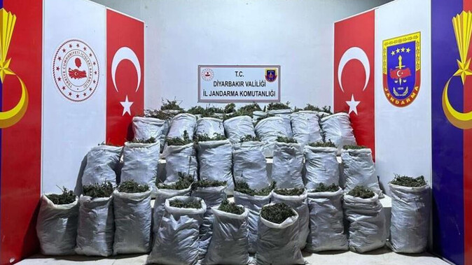 Terörün finans kaynağı kurutuluyor! Diyarbakır’da 10 bin kök kenevir ve 202 kilo esrar ele geçirildi