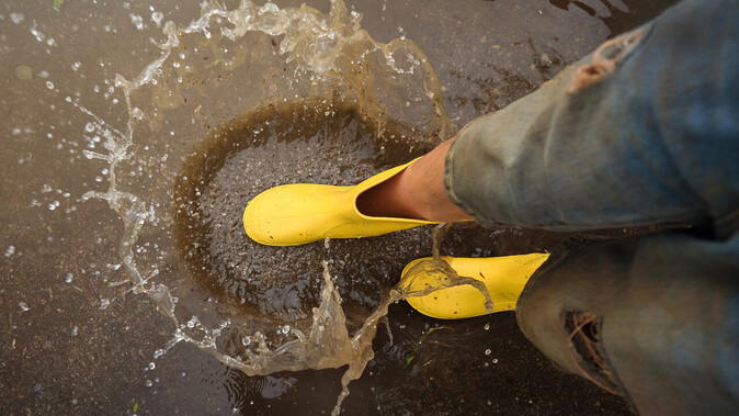 Yunanistan&#039;da sel suları risk taşıyor: Plastik çizmeleri bile eritiyor!