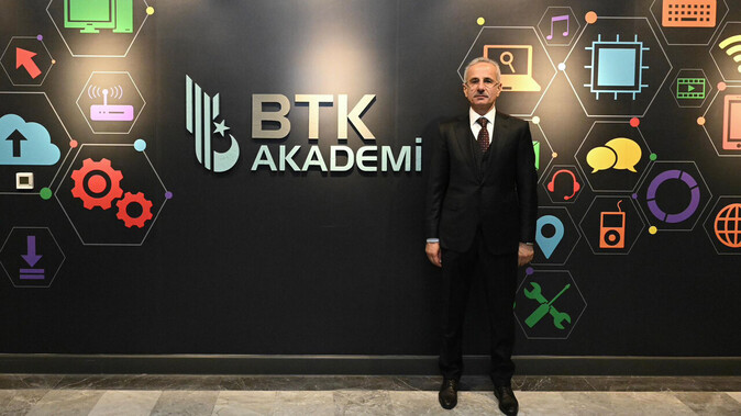 Ulaştırma ve Altyapı Bakanı Uraloğlu, BTK Akademi&#039;yi ziyaret etti: Hedeflerimize gerçekçi yaklaşımlarla ilerliyoruz
