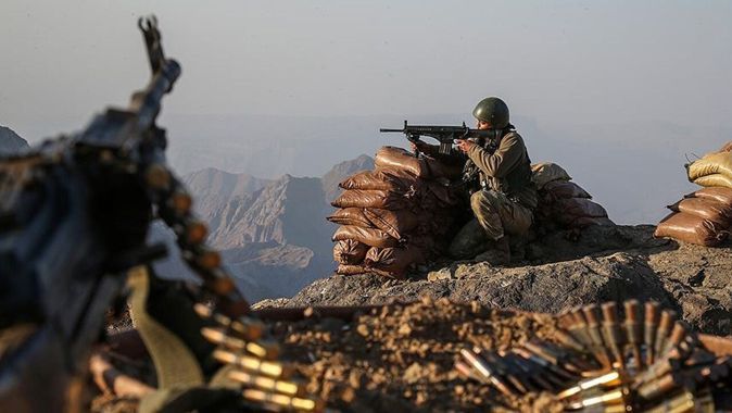 Son dakika... Mehmetçik&#039;ten teröre darbe! Suriye&#039;nin kuzeyinde 3 PKK&#039;lı terörist etkisiz