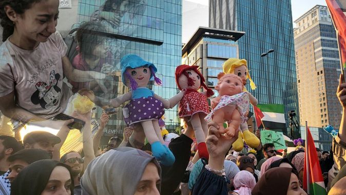İsrail&#039;e oyuncaklı protesto: Gazzeli çocuklar için büyükelçilik önünde toplandılar