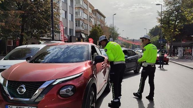 Bakırköy&#039;de yayalara yol vermeyen sürücülere ceza yağdı