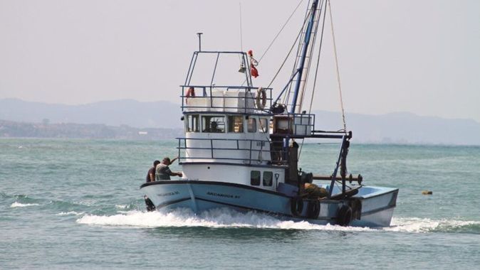 Balıkçı teknesi ruhsatı taksi plakasıyla yarışıyor