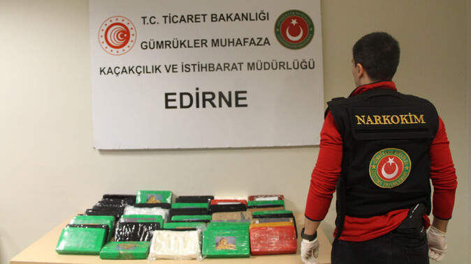 Kapıkule&#039;den Türkiye&#039;ye girmek istedi: Büyükelçilik aracında 54 kilo 912 gram uyuşturucu çıktı