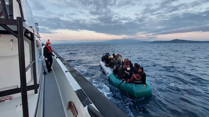 Çanakkale açıklarında sürüklenen 23 kaçak göçmen kurtarıldı