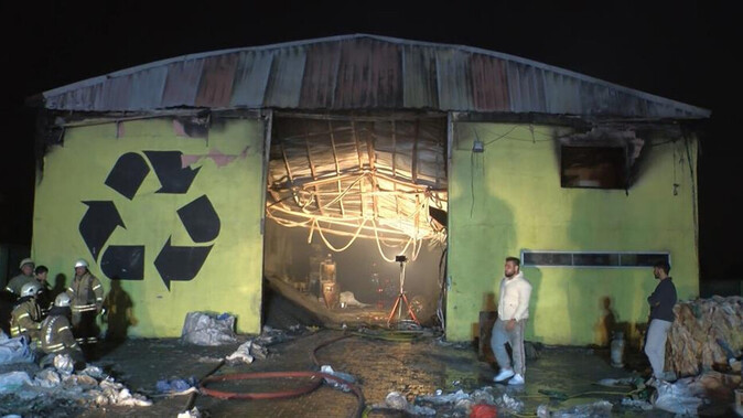 Silivri&#039;de geri dönüşüm fabrikasında yangın! Adeta kül oldu, hasar büyük
