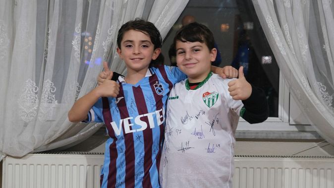 Bursaspor yüzüne biber gazı sıkılan Trabzonsporlu çocuğu evinde ziyaret etti