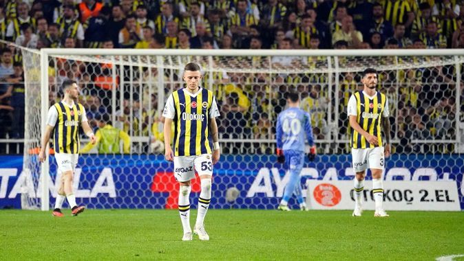 Trabzonspor&#039;a karşı 26 yıllık serisi sona eren Fenerbahçe zirveyi de Galatasaray&#039;a kaptırdı