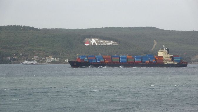Çanakkale Boğazı&#039;nda şiddetli fırtına! Gemi geçişlerine kapandı