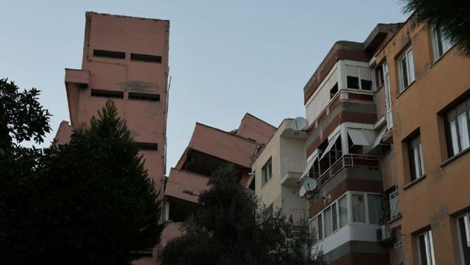 İzmir’de lise binası yan yattı! Çevredeki binalar tahliye edildi
