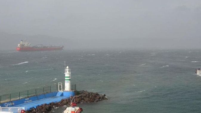 Çanakkale Boğazı&#039;nda gemi geçişlerine &#039;fırtına&#039; engeli!