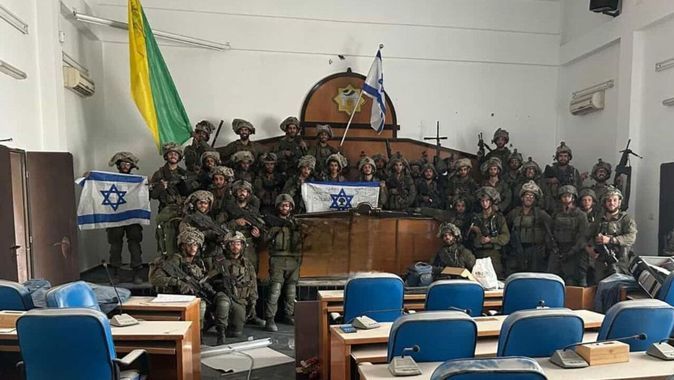 Gazze’deki parlamento binası işgal edildi! Askerler İsrail bayrağı ile poz verdi