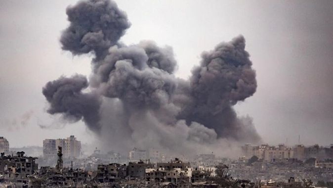 İsrail, Gazze&#039;deki parlamento binasını patlatarak yıktı