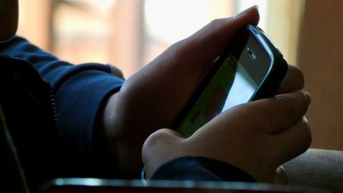 Bir ülke daha okullarda cep telefonunu yasaklıyor