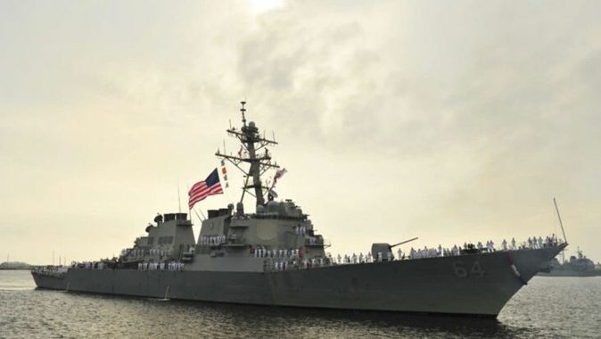 Pentagon, Kızıldeniz&#039;de ABD savaş gemisi ile ticari gemilerin saldırıya uğradığını duyurdu