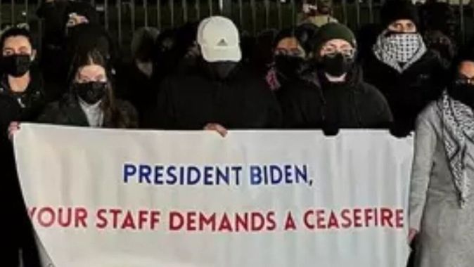 Biden yönetimi personelinden Beyaz Saray önünde ateşkes protestosu: &#039;Başkan Biden, ekibiniz ateşkes istiyor&#039;