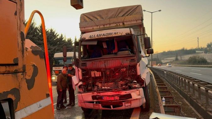 Anadolu Otoyolu&#039;nda feci kaza! 2 tırın karıştığı kaza ulaşımı felç etti
