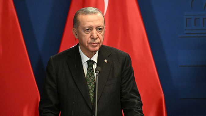 Cumhurbaşkanı Erdoğan&#039;dan Macaristan dönüşü kritik mesajlar: Yerel seçim için 4 ile dikkat çekti