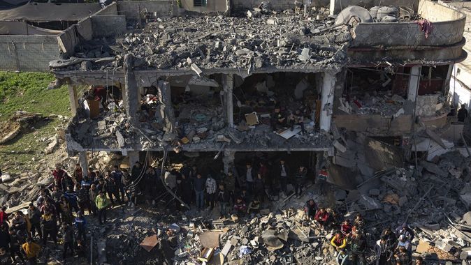 İsrail ordusu Gazze&#039;de bina bombaladı, çok sayıda ölü ve enkaz altında kalanlar var