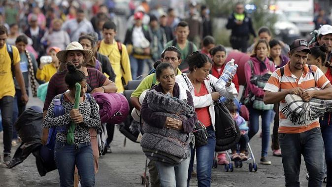 Meksika&#039;da 10 bin kişiilik konvoy ABD sınırına yürüyor