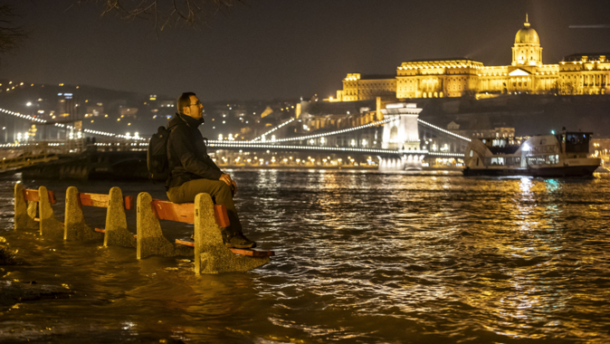 Yoğun yağışlardan dolayı Tuna Nehri taştı, Macaristan&#039;ın başkentini su bastı