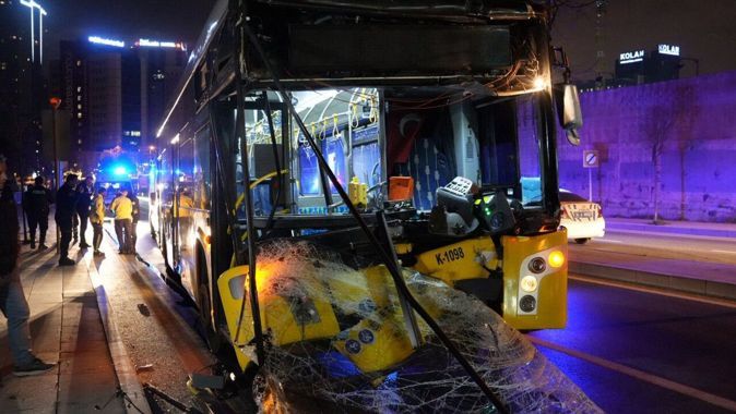 İstanbul&#039;da faciaya ramak kala! İETT otobüsü hafriyat kamyonuna çarptı