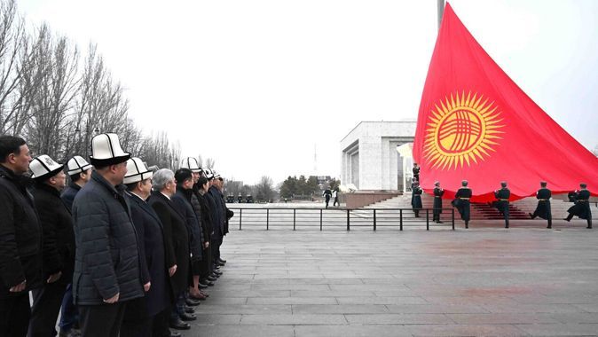 Ayçiçeğine benzediği için eleştiriliyordu: Kırgızistan bayrağı değişti