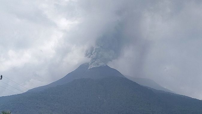 Endonezya&#039;da yanardağ patladı! En yüksek seviye alarm verildi, ülke diken üstünde