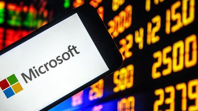 Microsoft, Apple&#039;ı geride bırakarak dünyanın en değerli şirketi oldu