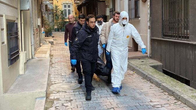 Beyoğlu&#039;nda sır olay! Norveçli ve Yunan turistlerin kiraladığı eve giren görevli ekipleri alarma geçirdi