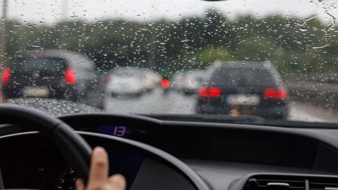 Yağmurda güvenli sürüş teknikleri